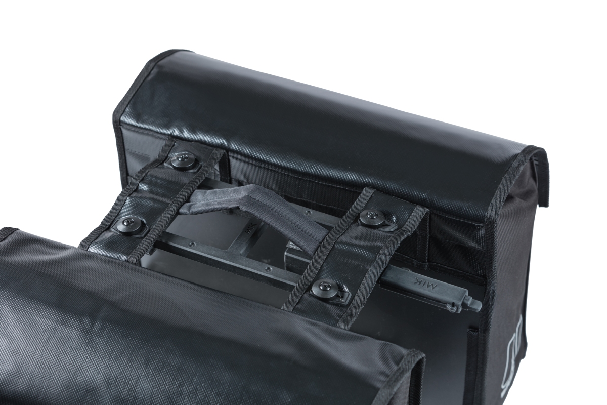 Taskesæt (sort) fra Basil model Urban Load MIK. Vol. 48-53 L, vandafvisende materiale (tarpaulin)  og volumen kan reguleres. MIK montering